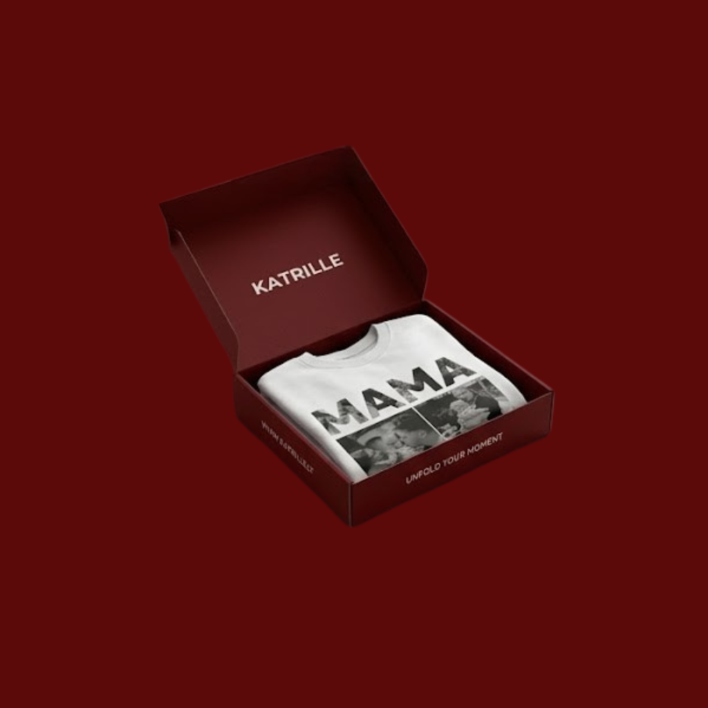 Personalizuoti marškinėliai atviroje „Katrille“ dovanų dėžutėje.